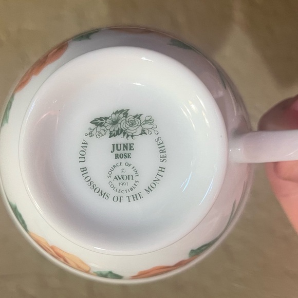 JUNE Vintage AVON 1991 ‘Blossoms of the Month’ JUNE Roses Teacup & Saucer - Picture 6 of 8